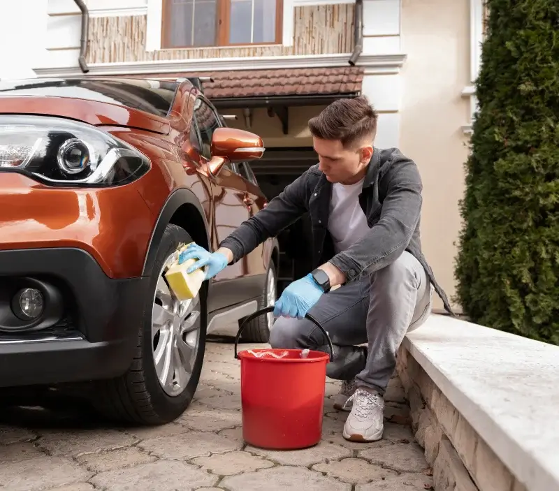 Lavage auto à domicile Champfleur : professionnel intervenant sur un véhicule
